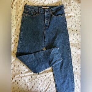 Levi’s Wedgie Fit Straight Leg Jeans in Medium Wash Size 28